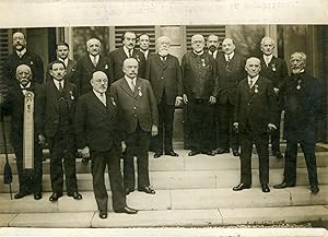 "Mr DOUMER et les Meilleurs Ouvriers de Paris décorés de la Légion d'Honneur à l'Elysée en 1931" ...