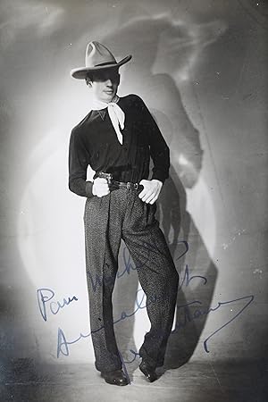 Photographie originale dédicacée représentant Yves Montand à ses débuts